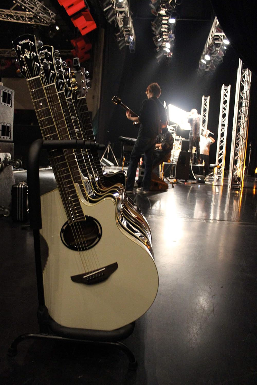 Thin Body vs. Dreadnought: Yamaha APX600, Fender CD-60SCE, and Redondo CE for Plugged-In Beginners